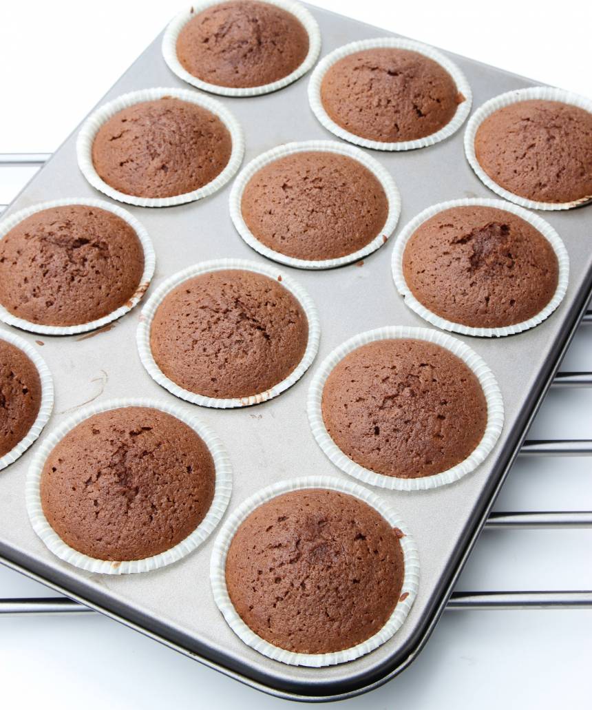3. Grädda muffinsen mitt i ugnen i 16–18 min.  Låt dem kallna. 