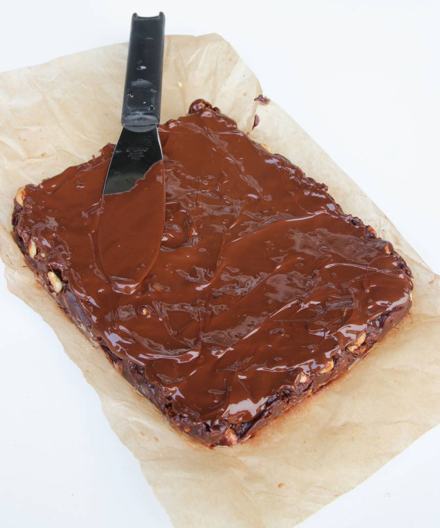 4. Garnering: Smält chokladen och bred den över nougatkakan. Låt den stelna. Skär kakan i små bitar med en vass kniv. Torka av kniven då och då om den är kladdig.