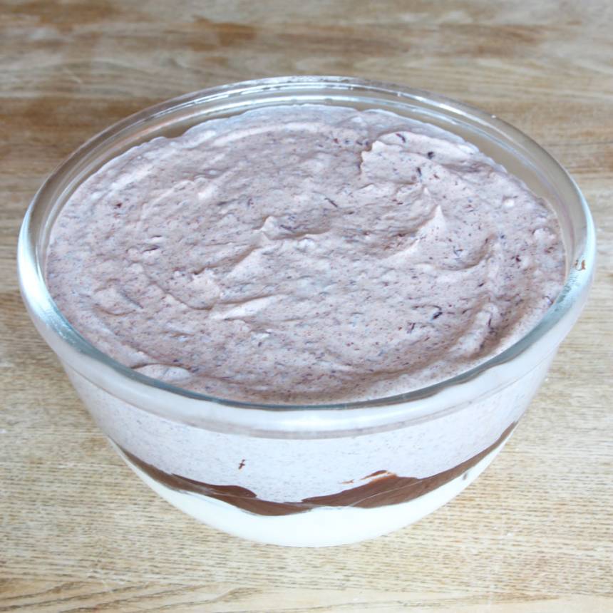 5. Bred ut chokladglass-smeten på toppen. Ställ skålen i frysen och låt glassen frysa helt. 