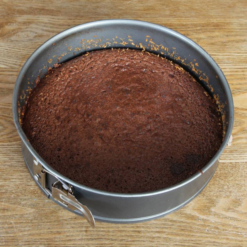 3. Grädda kakan mitt i ugnen i 22–25 min beroende på hur kladdig du vill ha den. Låt kakan kallna helt i formen. 