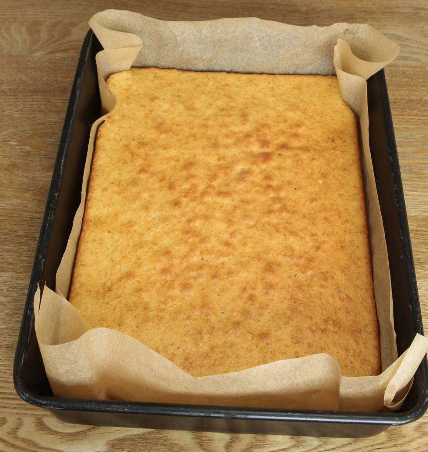4. Grädda kakan längst ner i ugnen i ca 40 min. Låt den kallna i formen. 