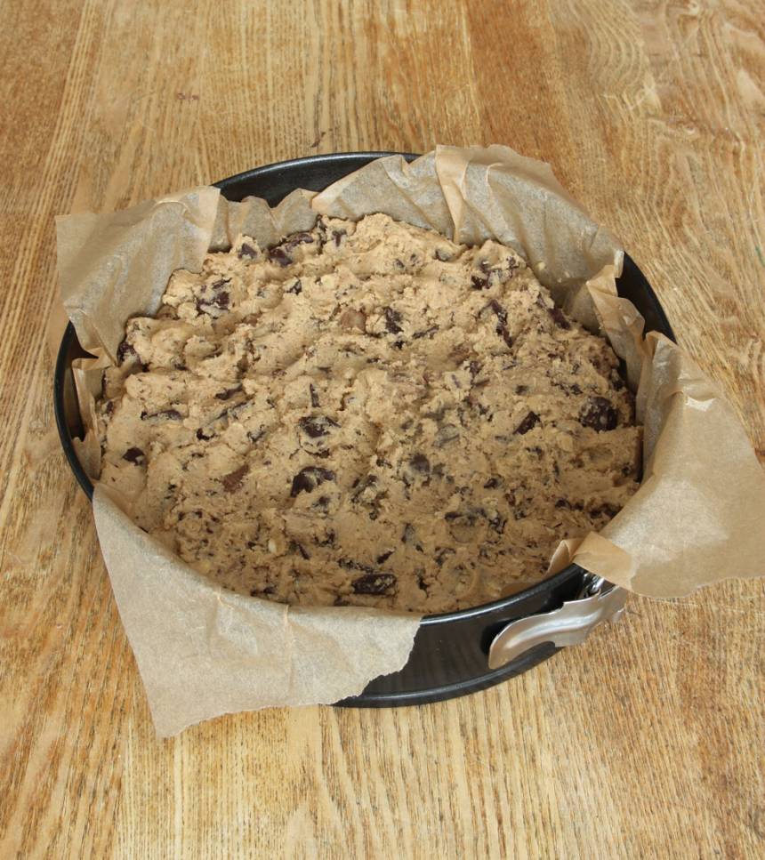 4. Tryck ut smeten i en smord och bröad springform, 22–23 cm i diameter. Strö över lite grovhackad choklad. 