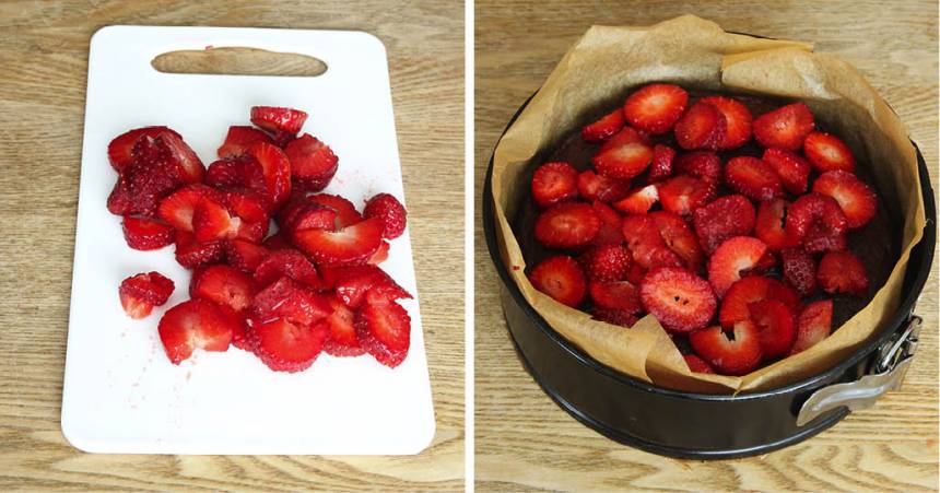 4. Skär jordgubbarna i småbitar och lägg ut dem på chokladbottnen. 