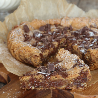 Baka en makalöst god jättecookie med krossad choklad och Daim – klicka här för recept