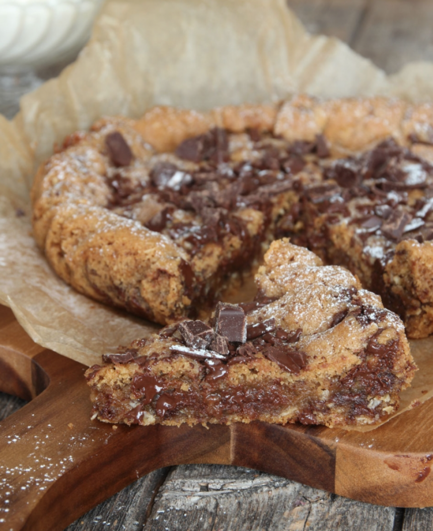 Baka en amerikansk jättecookie med Dumle och krossad choklad – klicka här för recept!