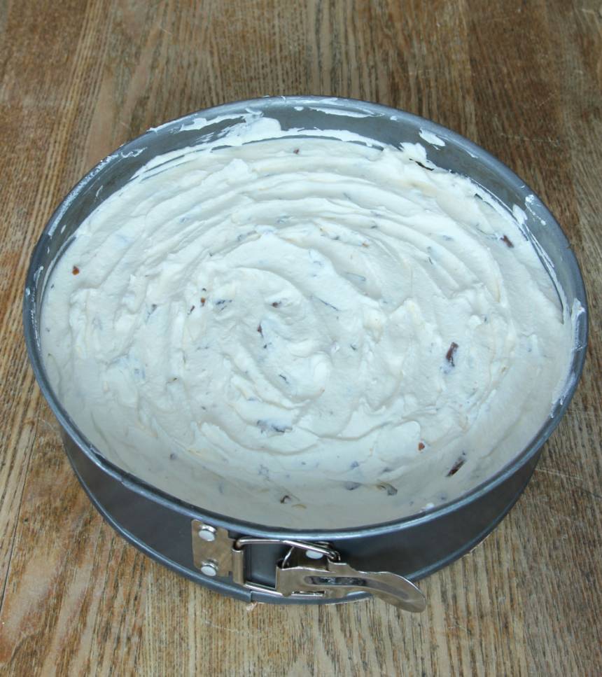 4. Bred ut fyllningen på smulbottnen. Ställ tårtan i frysen i ett par timmar och ta fram den en stund innan servering. 