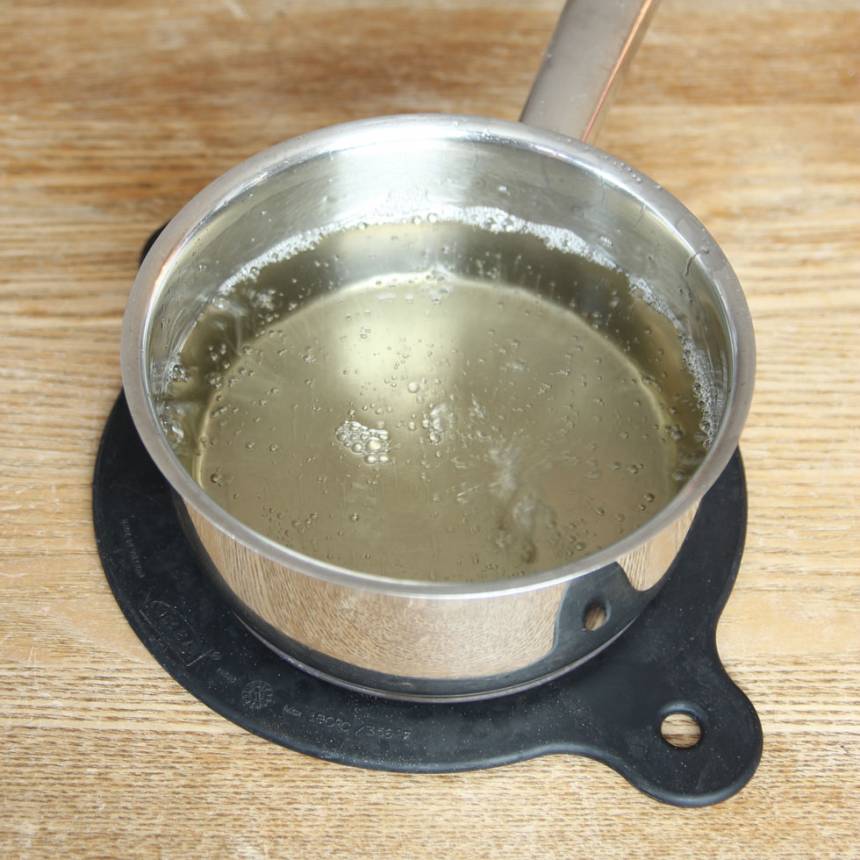 4. Smet 3: Blanda vatten, sirap, strösocker och salt i en kastrull. Koka blandningen tills den är 122–124 grader. 