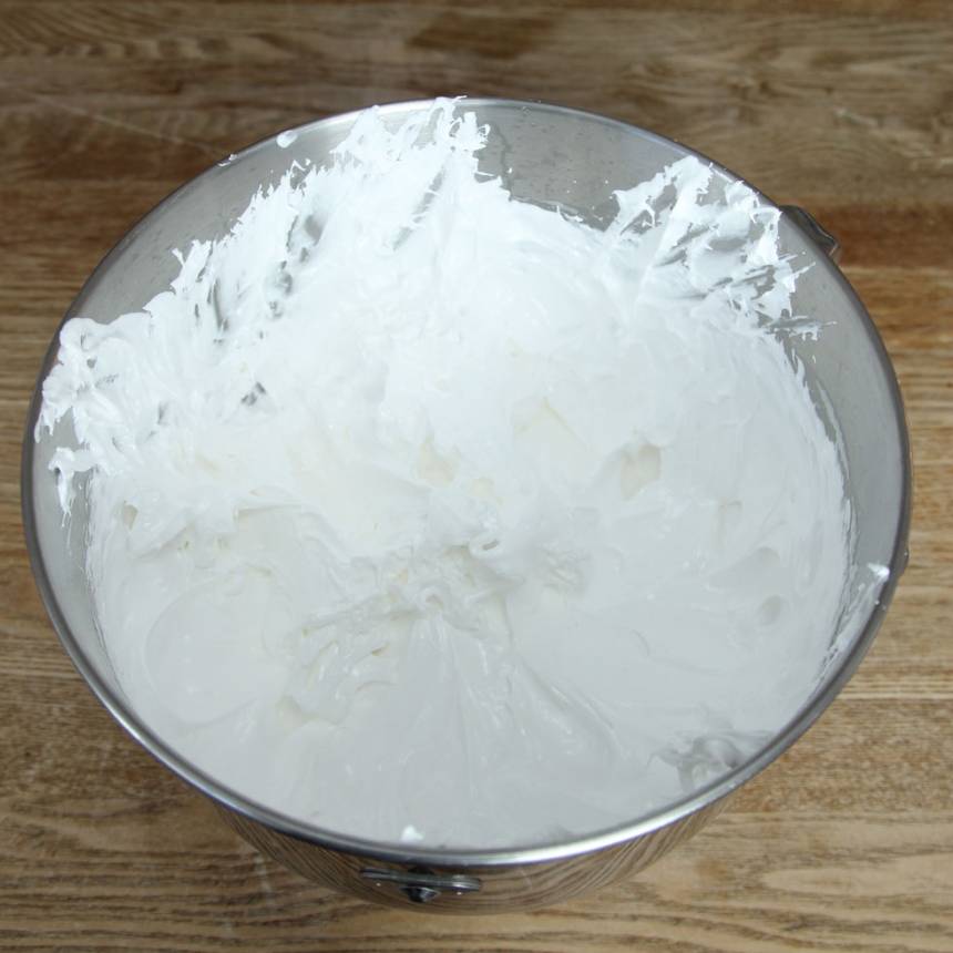 5. Häll den varma sockerblandningen (smet 3) i bunken med gelatinet (smet 1). Vispa på hög hastighet tills den blir riktigt tjock, vit och glänsande. Tillsätt äggvitorna (smet 2) och fortsätt vispa kraftigt tills du fått en seg och riktigt fluffig, vit smet. 