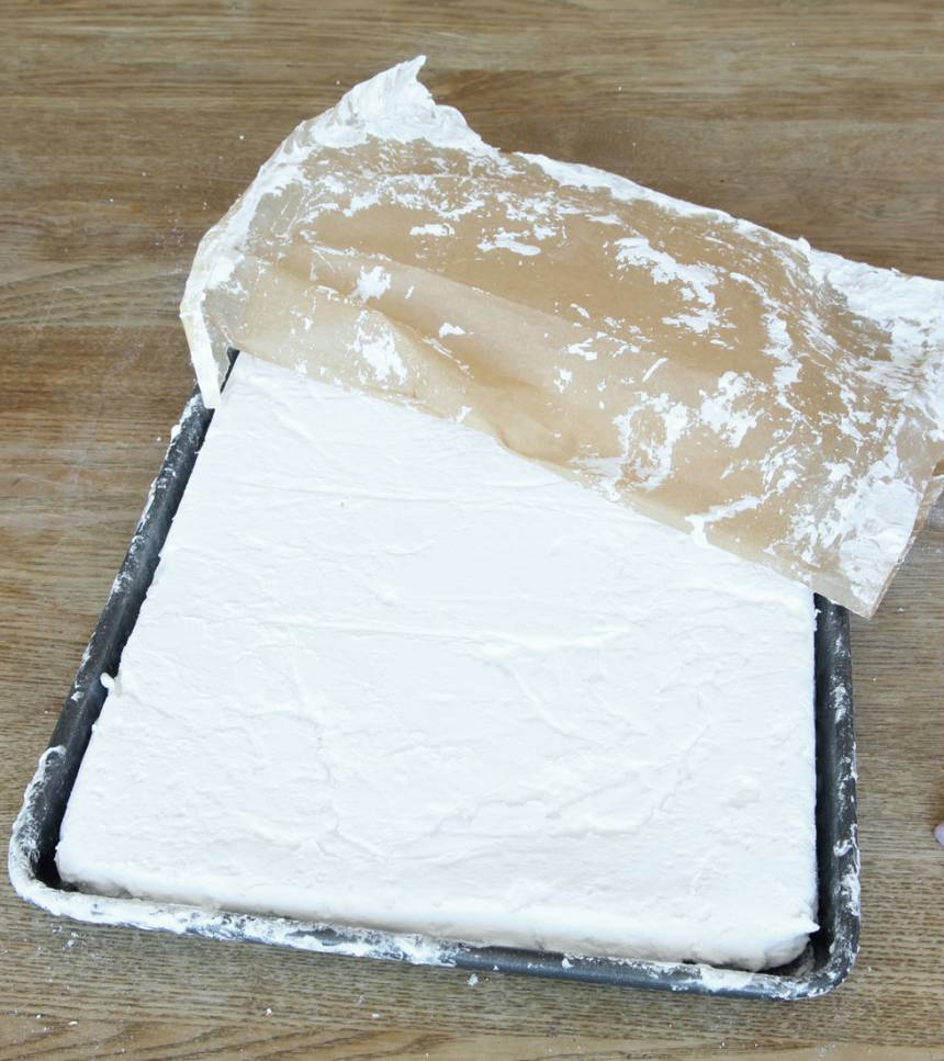 7. Vänd på kakan i formen och drag bort bakplåtspapperet. 