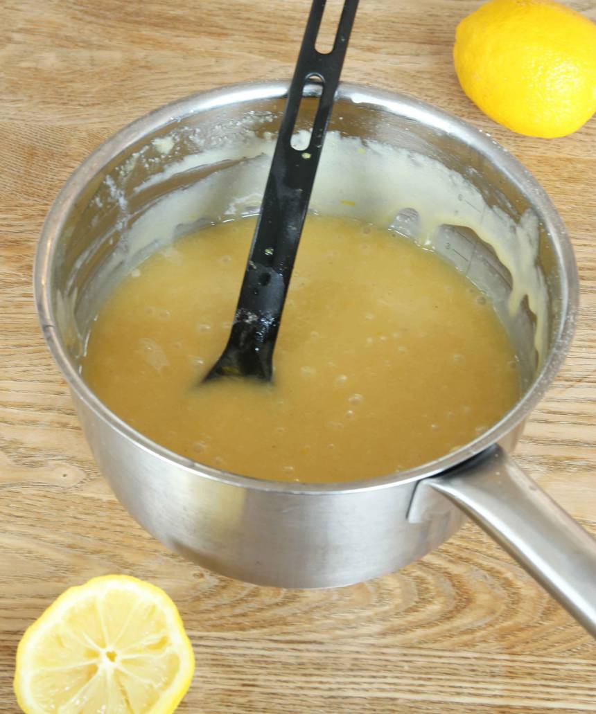 1. Sätt ugnen på 175 grader. Tvätta citronen och torka den torr. Riv skalet fint och pressa ut 1–2 msk saft. Smält smöret i en kastrull. Ta bort den från värmen och tillsätt alla ingredienserna. Rör ihop allt till en slät smet.