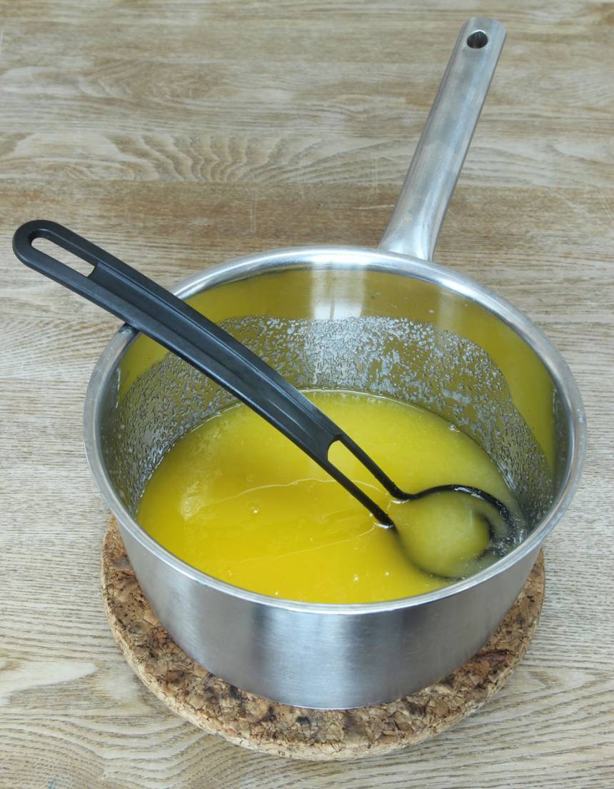 1. Sätt ugnen på 180 grader.  Smält smöret i en kastrull och blanda ner sockret. Låt det svalna. 