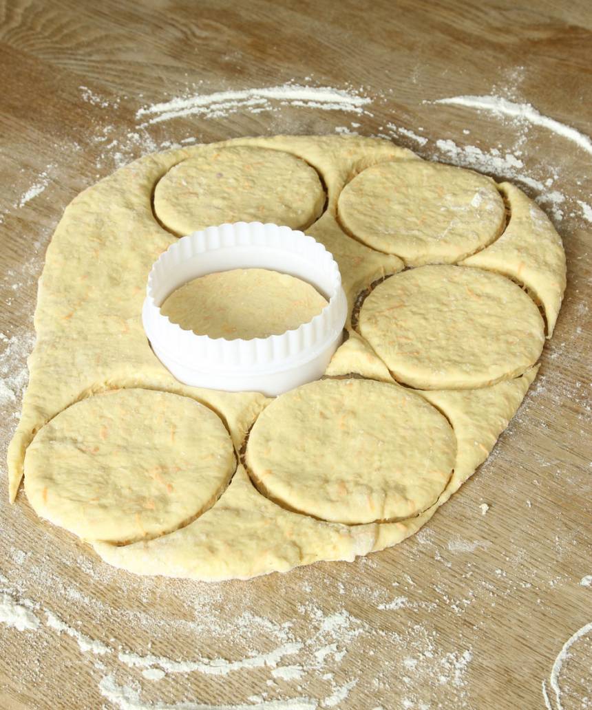2. Kavla ut degen 1–1 ½ cm tjock och stansa ut runda bröd, ca 10 cm i diameter, med en kakform eller ett glas. 
