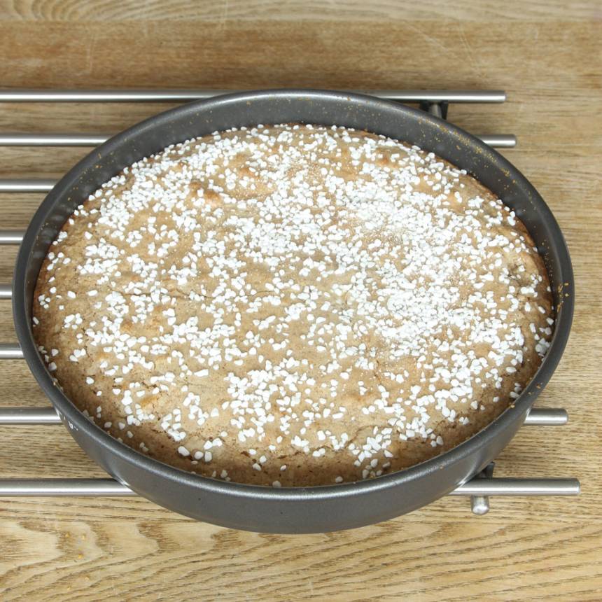 3. Grädda kakan mitt i ugnen 15–20 min beroende på hur kladdig du vill ha den. Känn med en provsticka. Låt kakan svalna i formen. Servera gärna med vispad grädde.