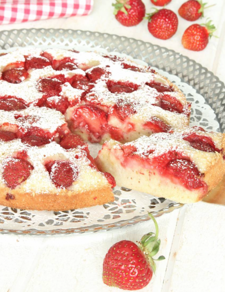 Baka en superläcker jordgubbskladdkaka – klicka här för recept!