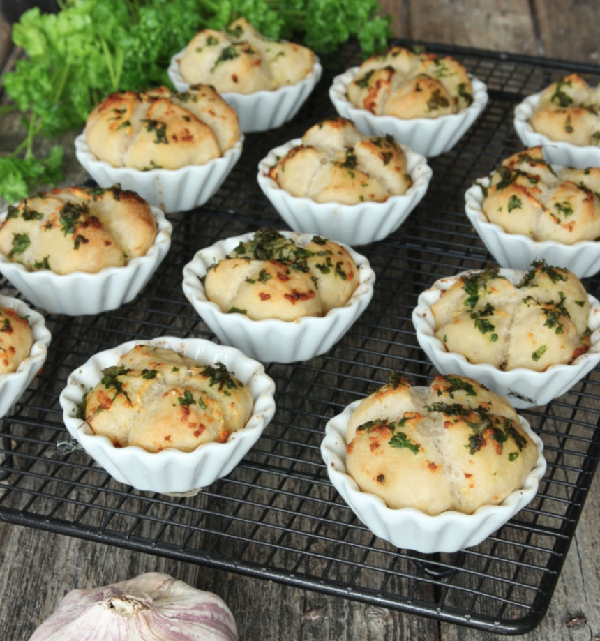 Baka goda vitlöksbröd i muffinsform – klicka här för recept!