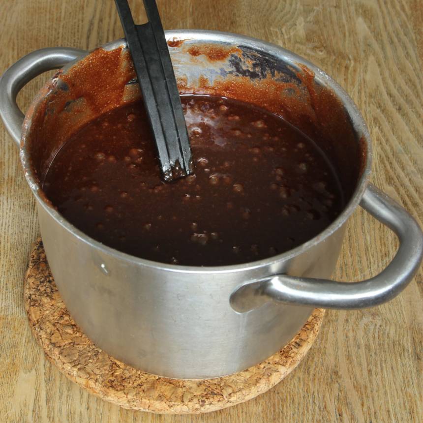 1. Sätt ugnen på 180 grader. Smält smöret i en stor kastrull. Tillsätt strösocker och blanda. Rör ner vaniljsocker, salt och kakao. Blanda sist i vetemjölet och äggen och rör om till en slät smet. 