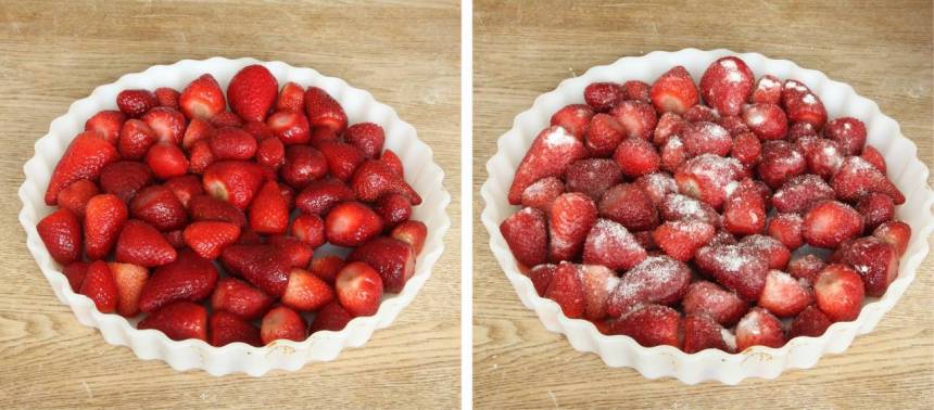 1. Fyllning: Sätt ugnen på 200 grader. Lägg jordgubbarna i en pajform, ca 25 cm. Strö över strösocker och potatismjöl.