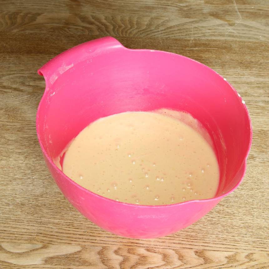 1. Sätt ugnen på 180 grader. Vispa ägg och strösocker pösigt i en bunke. Blanda vetemjöl och bakpulver och rör ner det i äggsmeten. Tillsätt sist smöret och blanda allt till en slät smet. 