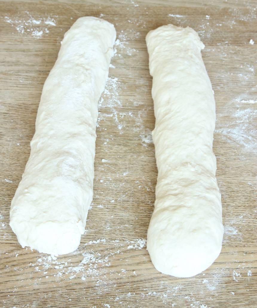 2. Dela degen i två bitar. Forma dem till baguetter, ca 30 cm långa. Lägg dem på en ugnsplåt med bakplåtspapper. 