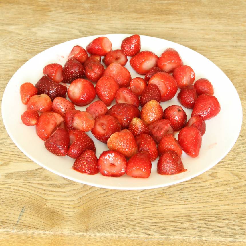 2. Dela de stora jordgubbarna så att får har ungefär samma storlek.