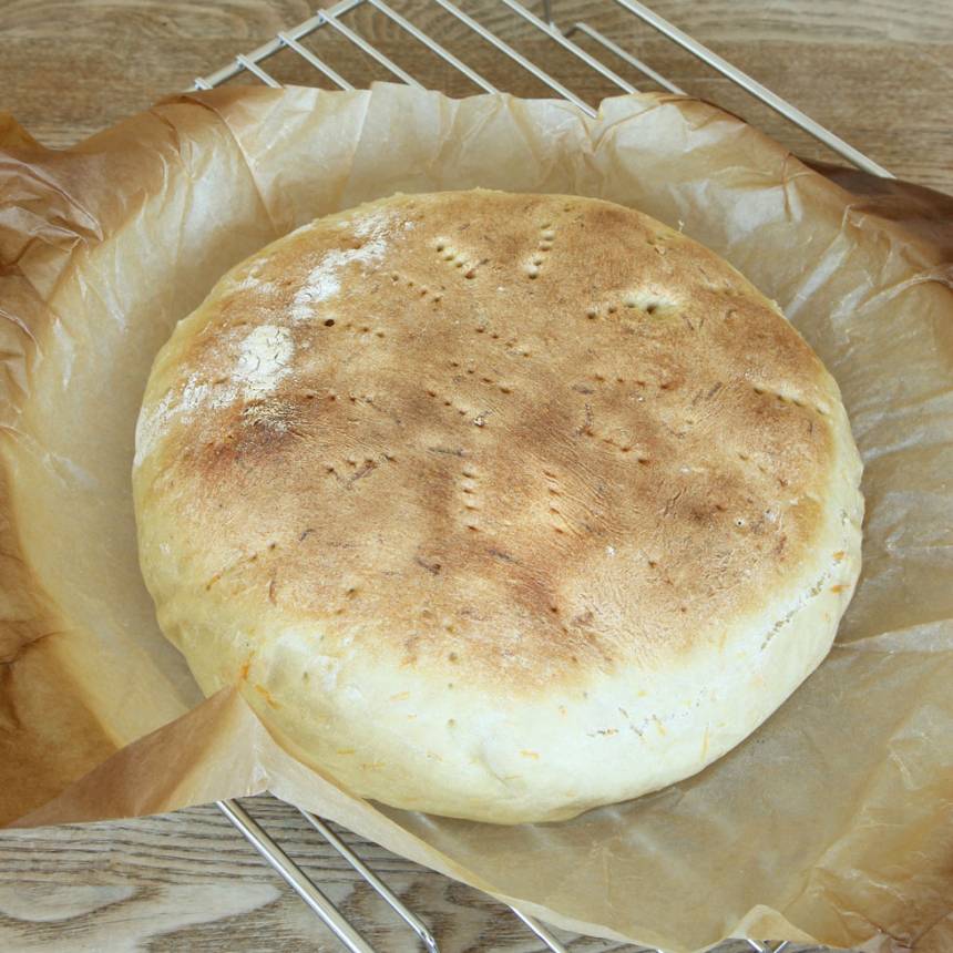 5. Lyft upp brödet ur formen, i papperet och låt det svalna under en bakduk. 