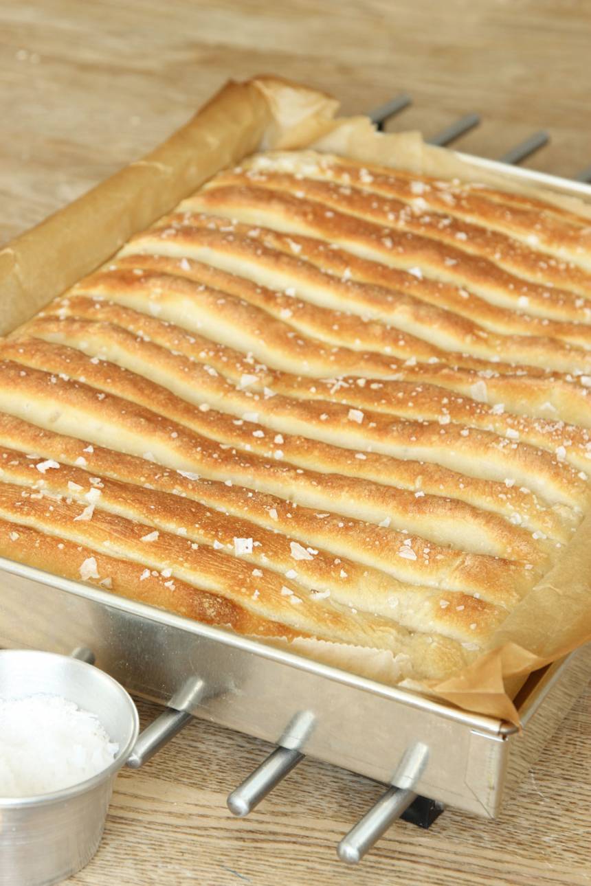 5. Grädda brödet mitt i ugnen i 8–12 min. Låt det svalna i formen.