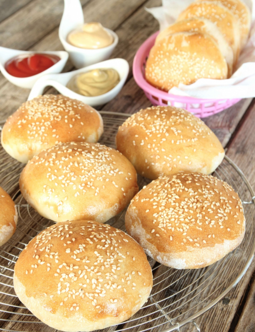 Baka saftiga, goda hamburgerbröd – klicka här för recept!
