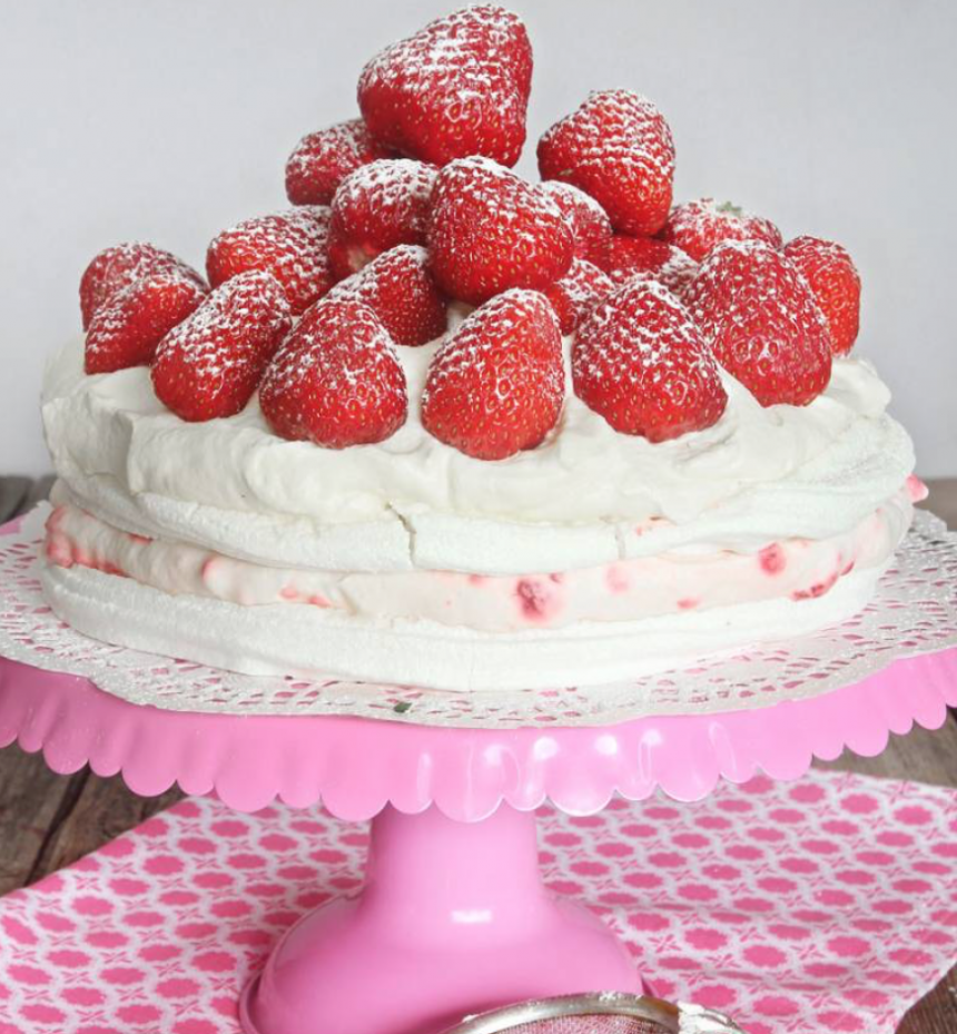 Drömgod 10-minuter-tårta med marängbottnar, fluffig hallon- eller jordgubbsgrädde & jordgubbar!