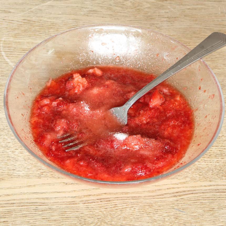2. Mosa jordgubbarna ihop med strösockret. 