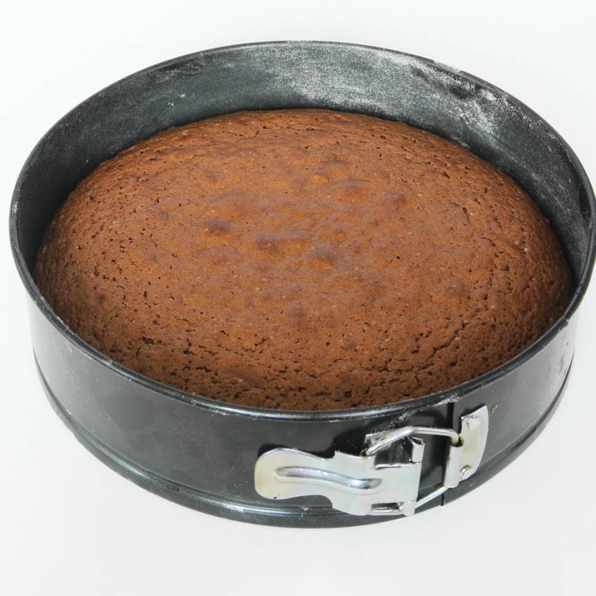 3. Grädda kakan mitt i ugnen i 38–40 min. Låt den svalna i formen. 