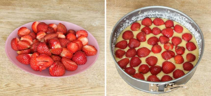 3. Dela jordgubbarna på mitten och lägg ut dem över hela smeten. 