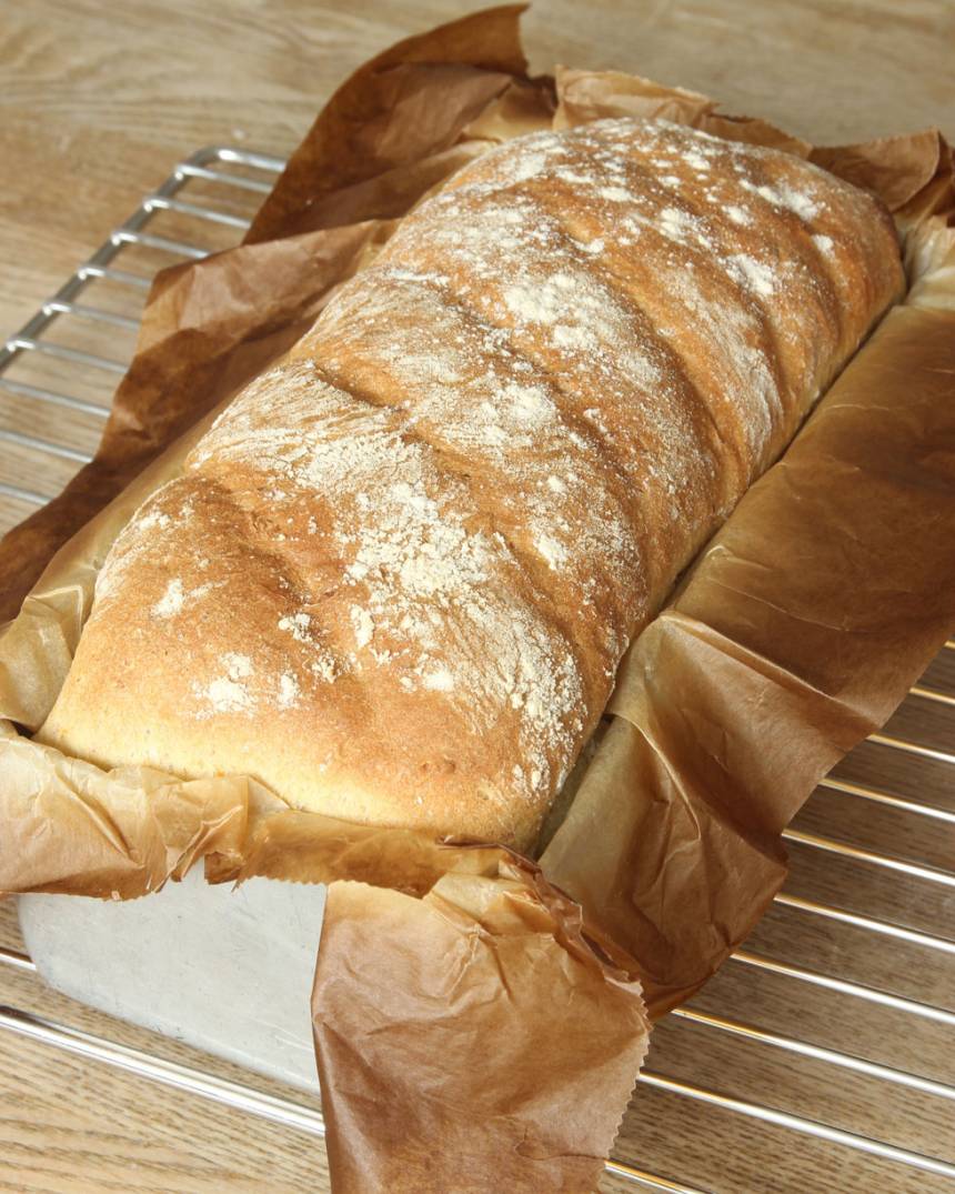 4. Sänk värmen till 200 grader och grädda brödet längst ner i ugnen i ca 35 min. Låt den svalna i formen. 