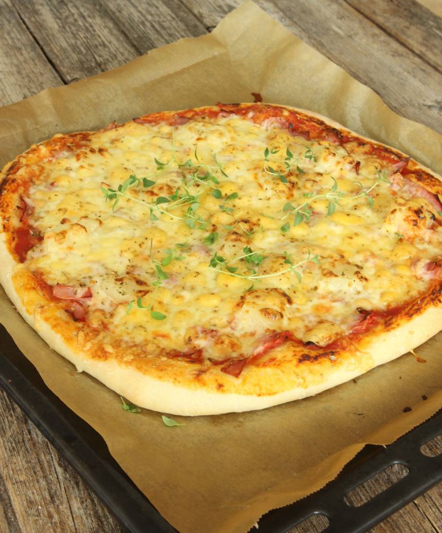 5. Grädda pizzan mitt i ugnen i 10–13 min (något kortare tid om du gör två mindre pizzor). Håll koll så att den inte bränns på ytan. 