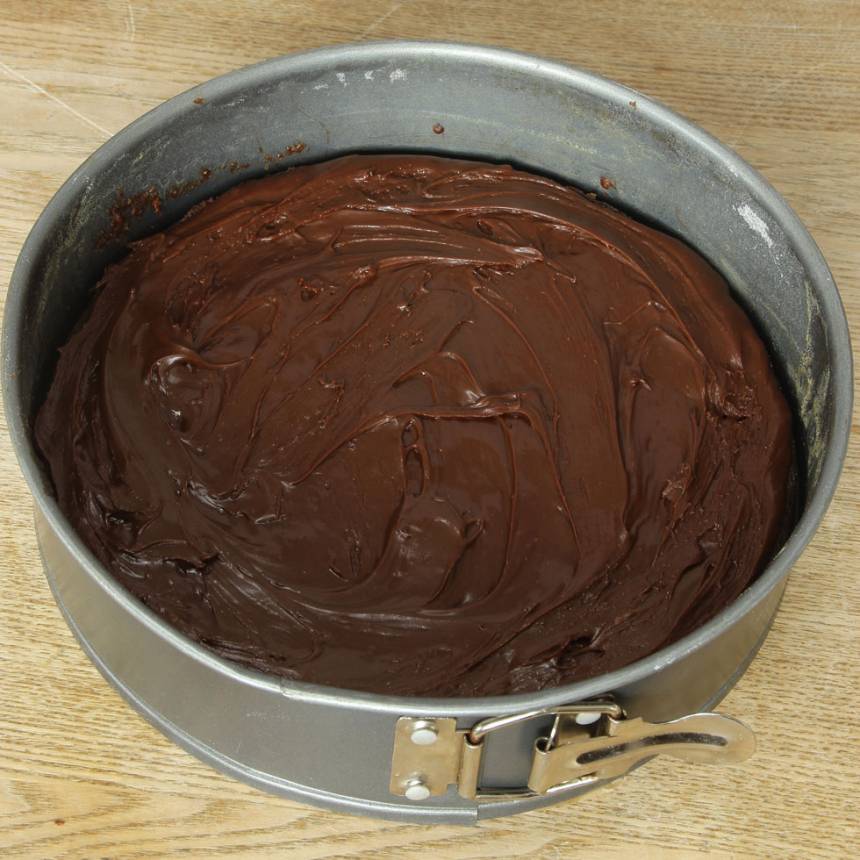 6. Bred ut mintchokladkrämen över kakan och låt den stelna i kylen. Pudra över lite florsocker före servering. Servera gärna med vispgrädde eller glass. 