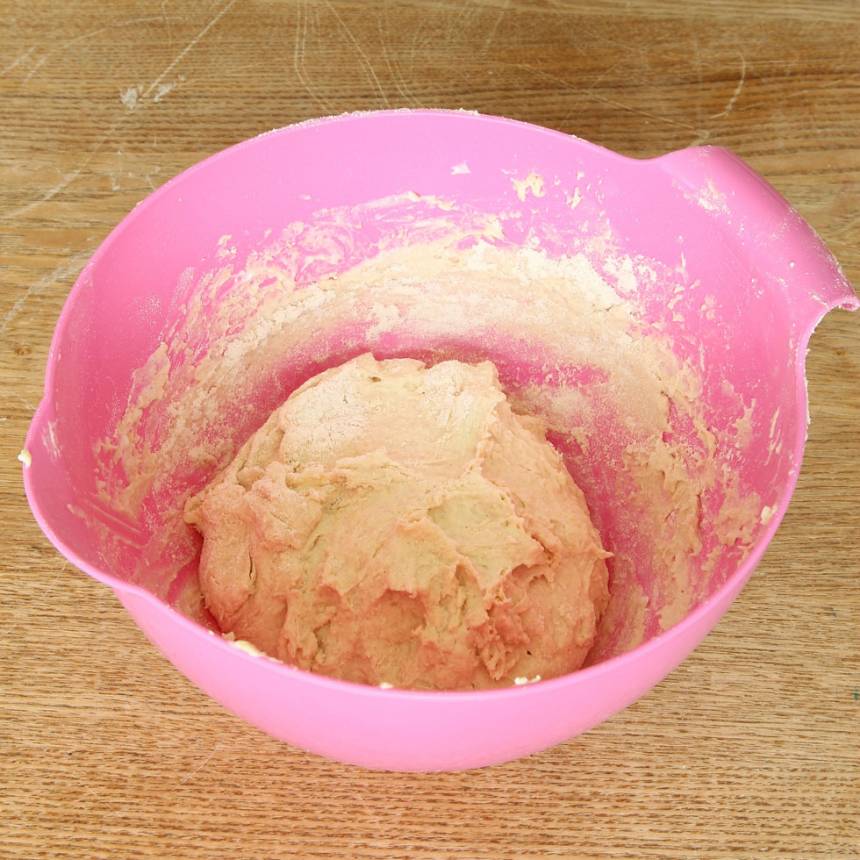 1. Sätt ugnen på 250 grader. Blanda bakpulver, rågsikt och salt i en bunke. Tillsätt smöret och nyp ihop det med mjölblandningen. Häll ner filmjölken och blanda ihop allt till en deg. 