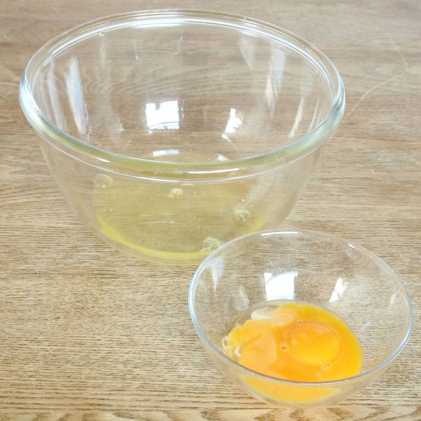 2. Knäck äggen och separera vitorna och gulorna i varsin skål. 