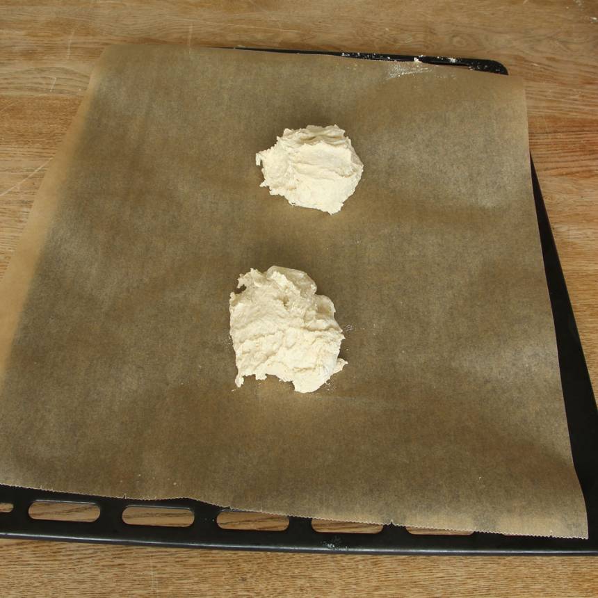 2. Dela degen i 2 delar och lägg dem på en plåt med bakplåtspapper. 