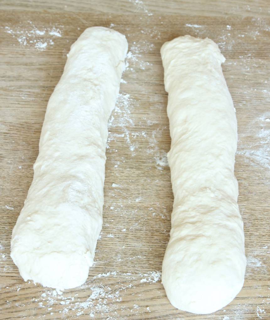 2. Dela degen i två bitar. Forma dem till baguetter, ca 30 cm långa. 