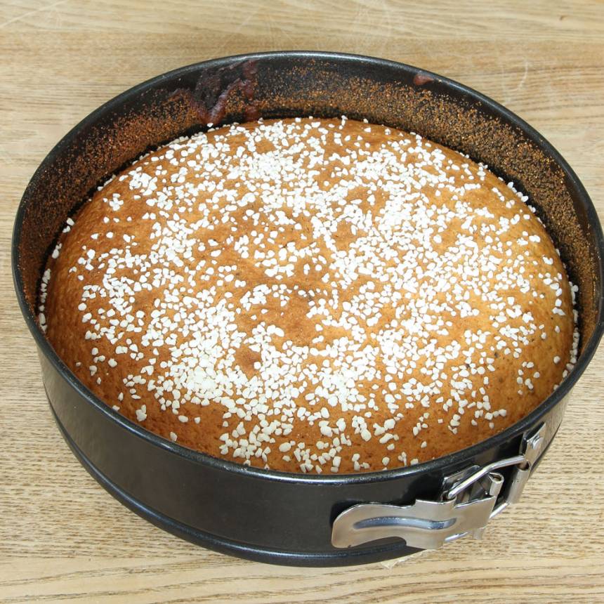 3. Grädda kakan längst ner i ugnen i ca 45 min. Låt den svalna i formen. 