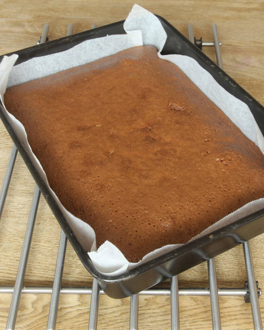 4. Grädda kakan längst ner i ugnen i 35–40 min. Låt den kallna i formen. 