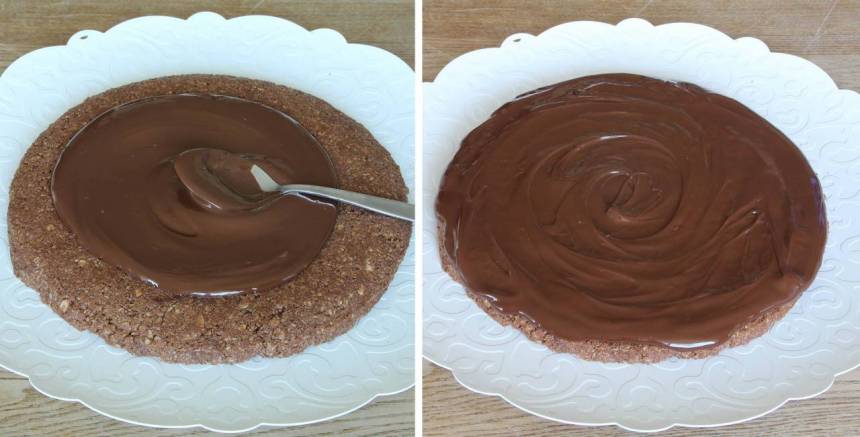 4. Bred ut chokladen på kakan.