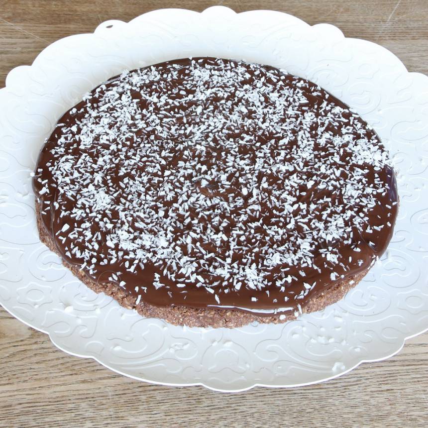 5. Strö över kokos och låt chokladen stelna i kylen. Förvara kakan i kylen. 