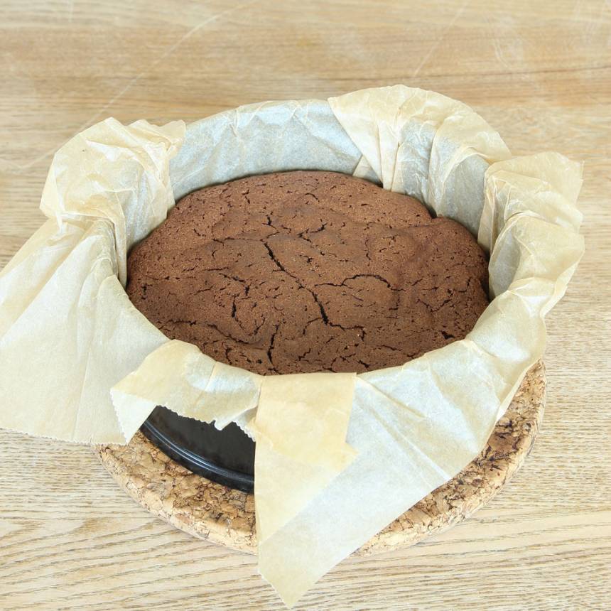 8. Grädda kakan mitt i ugnen i 35–40 min. Låt den svalna i formen. Pudra eventuellt över florsocker före servering. Servera gärna kakan med vispgrädde eller ät den som den här. 