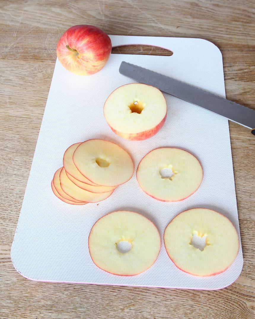 2. Skär äpplena i millimetertunna skivor. 