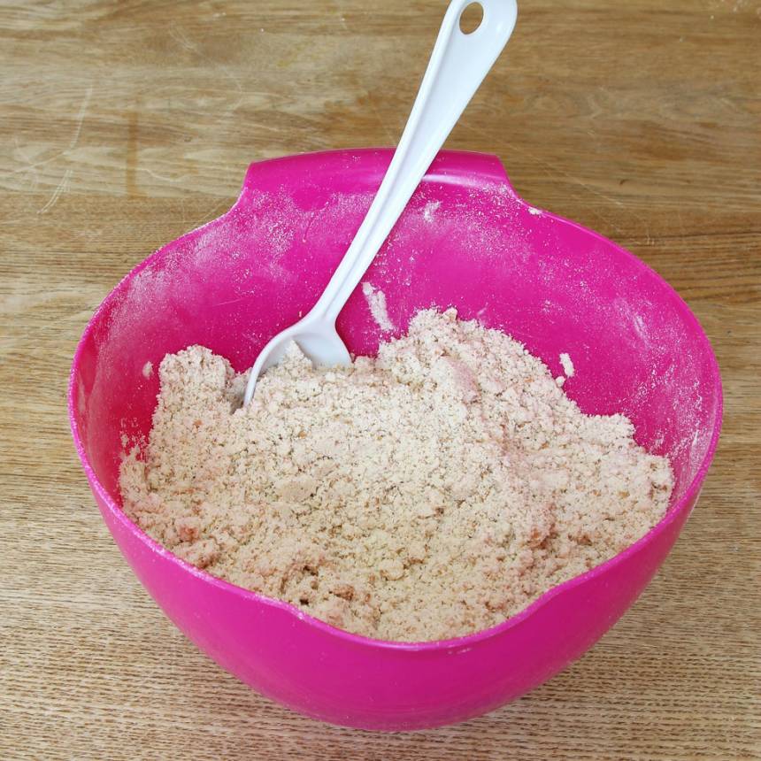 2. Blanda bakpulver, salt, havregryn och vetemjöl i en bunke. Tillsätt smöret och nyp ihop det ordentligt med mjölblandningen. 