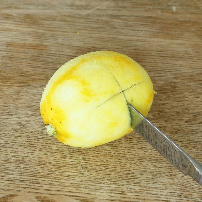 2. Skär ett kryss i citronerna och kläm ut saften i en skål. 