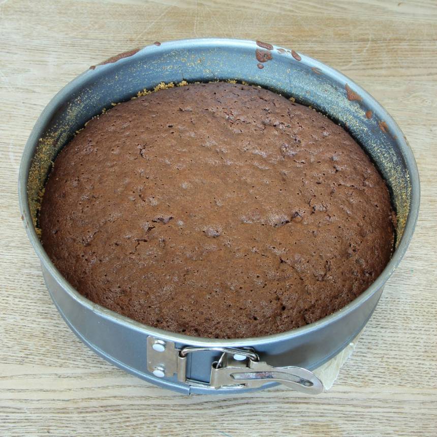 3. Grädda kakan mitt i ugnen i 24–30 min beroende på hur kladdig du vill ha den. Låt den svalna i formen. 