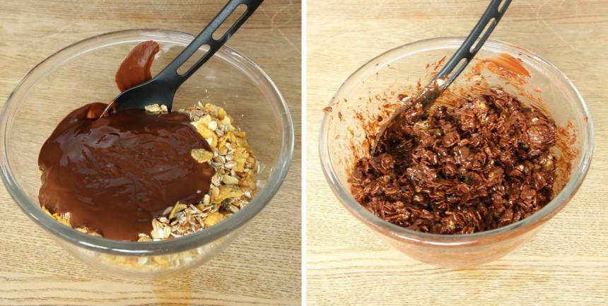 3. Häll chokladen över müslin och blanda. 