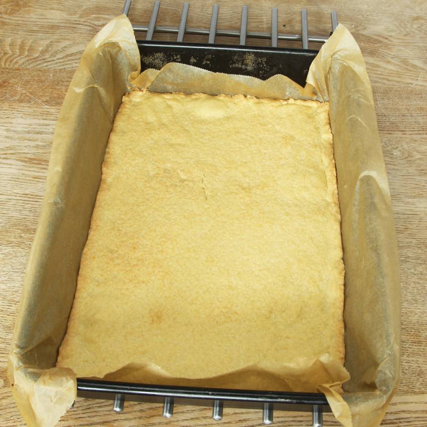 3. Grädda kakan mitt i ugnen i ca 20 min. Lyft upp pappret och låt kakan kallna. Ställ den på en skärbräda eller en bricka så kakan inte spricker. 