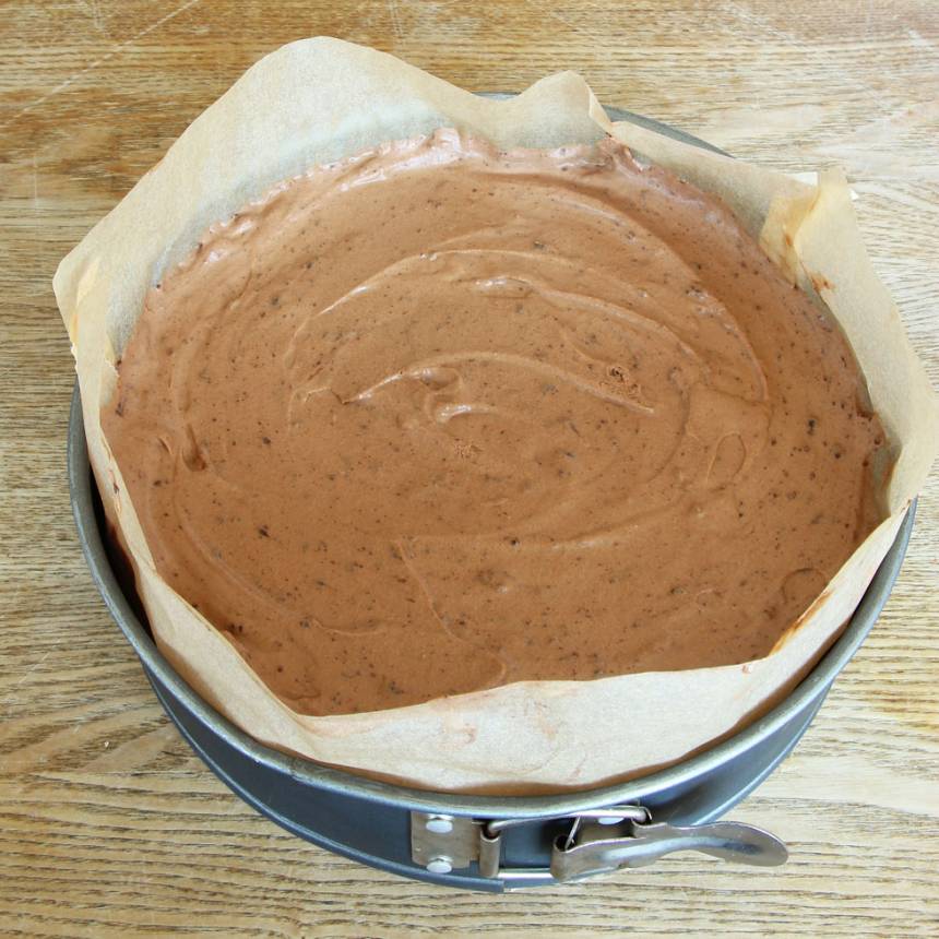 6. Bred ut chokladmoussen på bottnen. Ställ formen i kylen i 4–5 timmar innan den serveras så moussen "stelnar". Ringla smält choklad över kakan före servering. Servera gärna tårtan med hallon eller andra friska fräscha bär. 